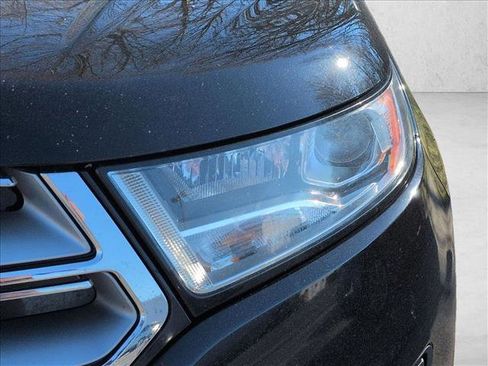 Used 2017 Ford Edge SE image 2