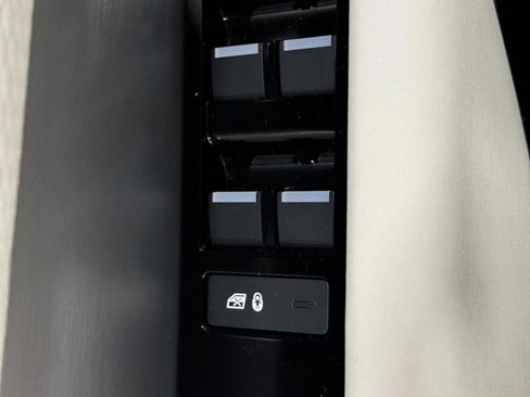 Used 2023 Land Rover Range Rover Velar R-Dynamic S image 20