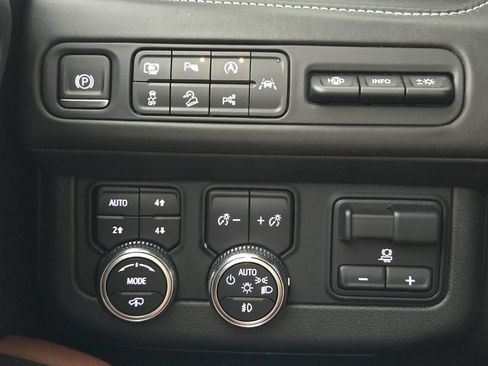 Used 2023 GMC Yukon Denali Ultimate AWD/4WD image 10