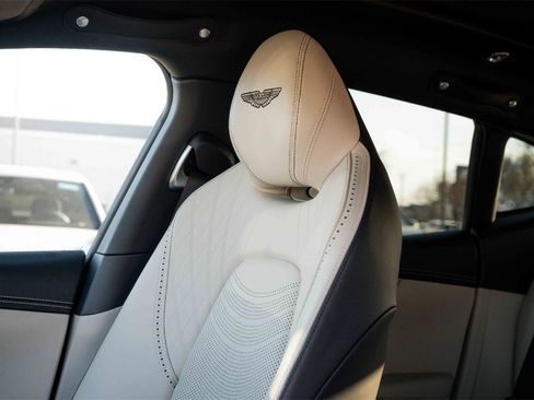 Used 2022 Aston Martin DBX image 17