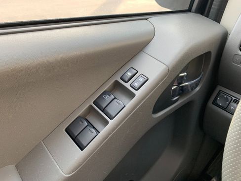 Used 2021 Nissan Frontier SV w/ Midnight Edition Floor Mats AWD/4WD image 13