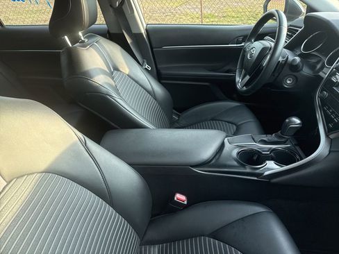 Used 2020 Toyota Camry SE image 5