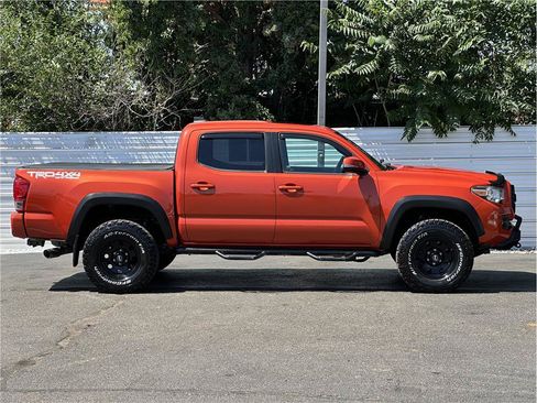 Used 2017 Toyota Tacoma TRD Off-Road w/ Premium & Technology Package AWD/4WD image 9