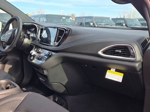 New 2026 Chrysler Pacifica Select image 8