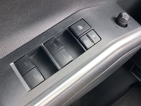 Used 2021 Toyota Highlander XLE AWD/4WD image 26