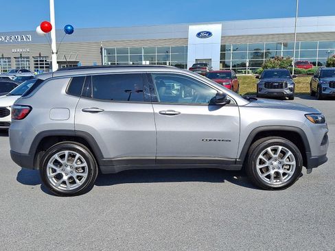 Used 2023 Jeep Compass Latitude AWD/4WD image 7