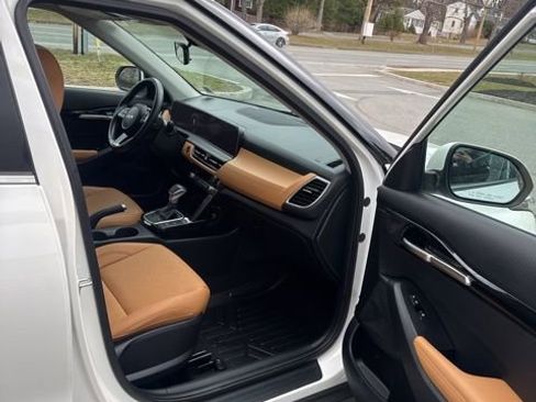 Used 2024 Kia Seltos EX image 18