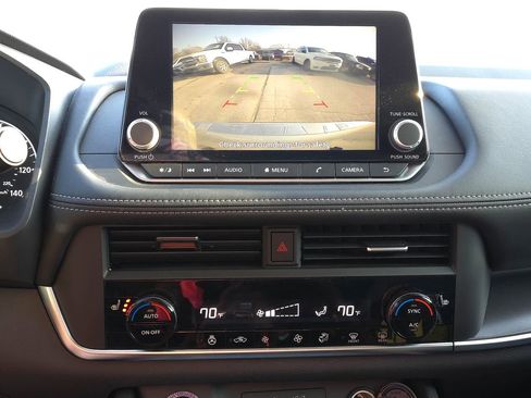 Used 2025 Nissan Rogue SV w/ SV Premium Package image 17