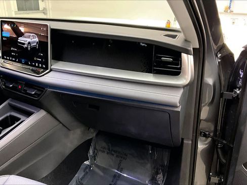 Used 2025 Volkswagen Tiguan SE image 18