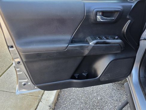 Used 2019 Toyota Tacoma TRD Sport image 30