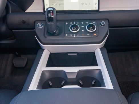 Used 2025 Land Rover Defender 90 S image 25