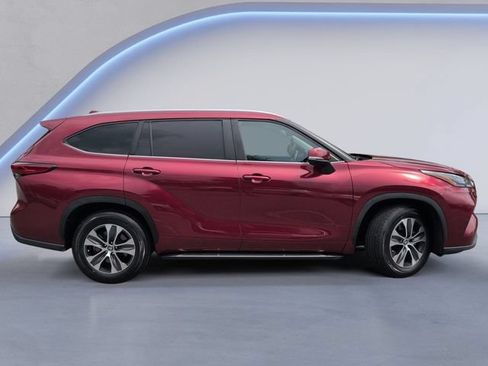 Used 2023 Toyota Highlander XLE FWD image 3