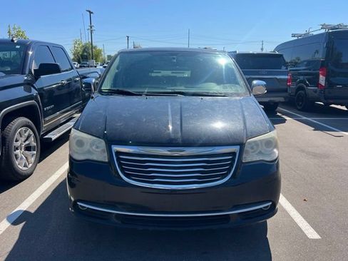 Used 2013 Chrysler Town & Country Limited w/ Luxury Group FWD image 2