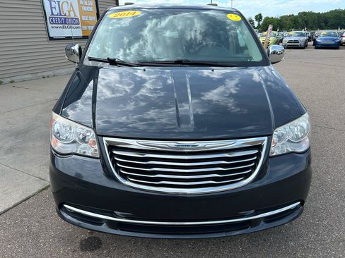 Used 2014 Chrysler Town & Country Touring-L FWD image 2