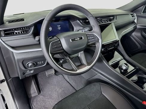 New 2025 Jeep Grand Cherokee Laredo image 9