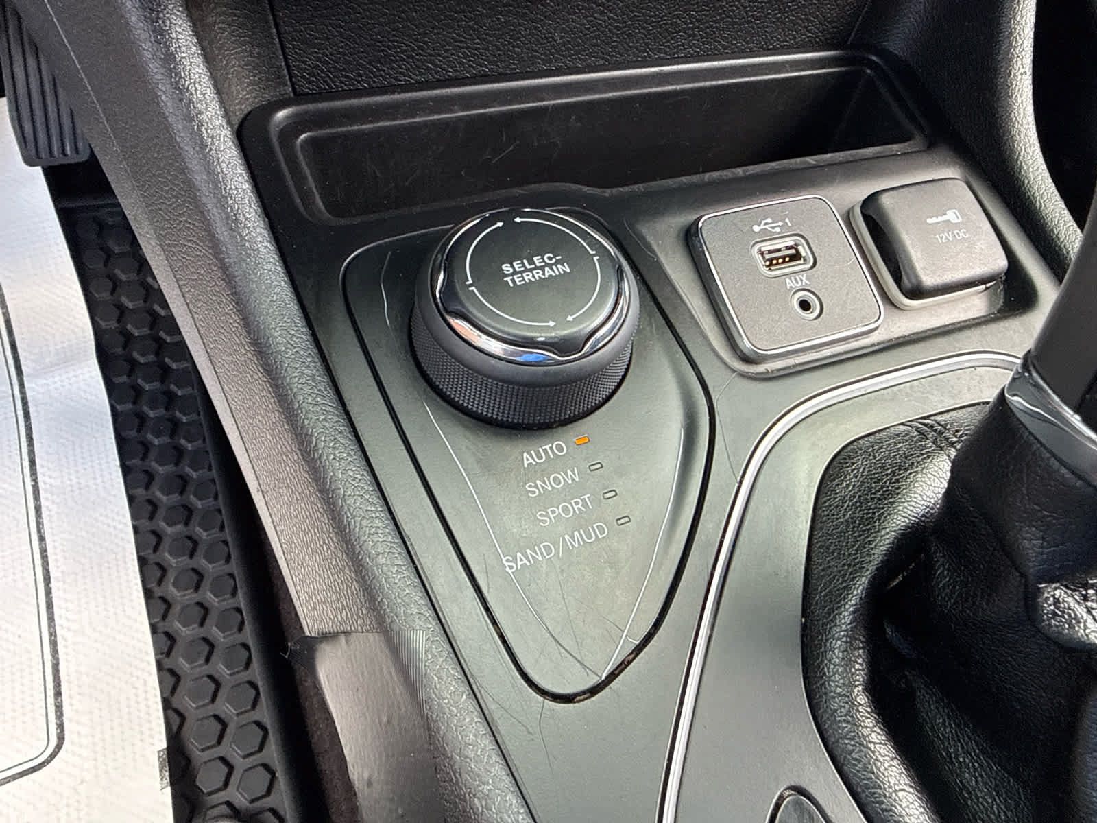 Used 2019 Jeep Cherokee Latitude Plus w/ Cold Weather Group AWD/4WD image 20