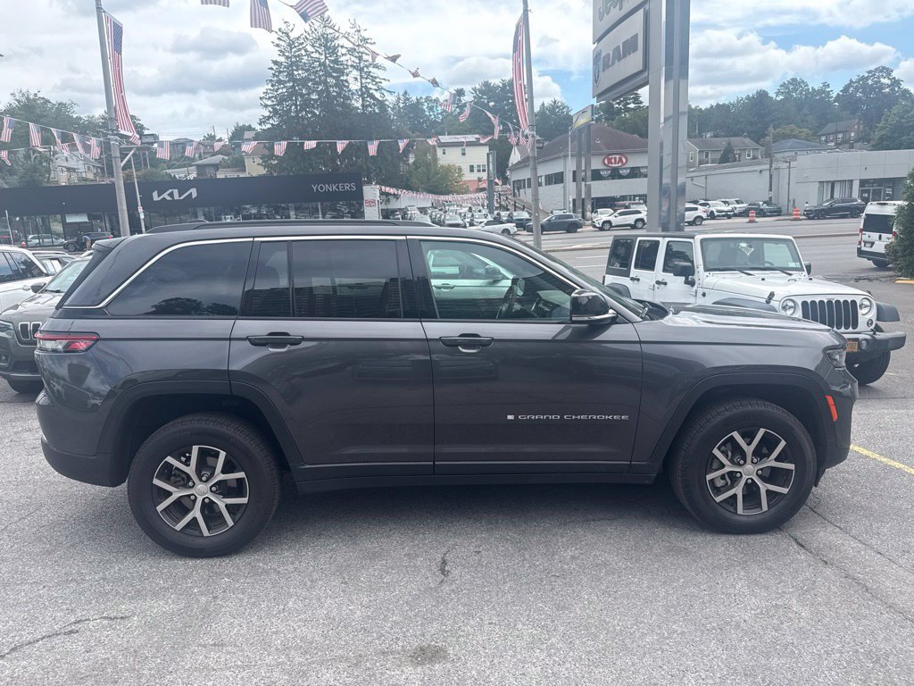 Used 2025 Jeep Grand Cherokee Limited AWD/4WD image 4