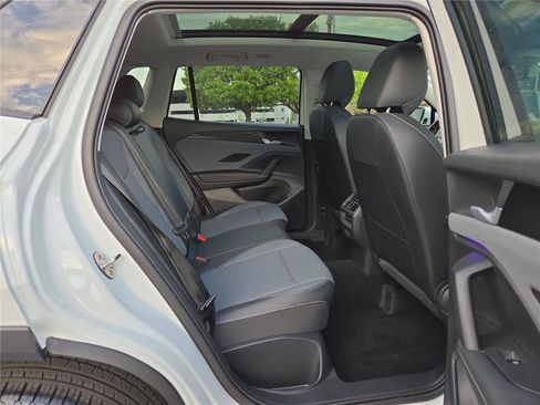 Used 2025 Volkswagen Tiguan SE w/ Panoramic Sunroof Package AWD/4WD image 29