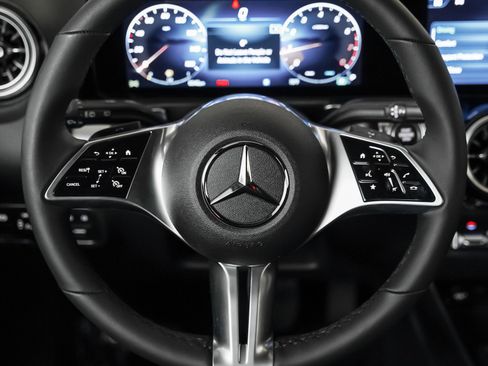 New 2025 Mercedes-Benz GLB 250 250 4MATIC image 15