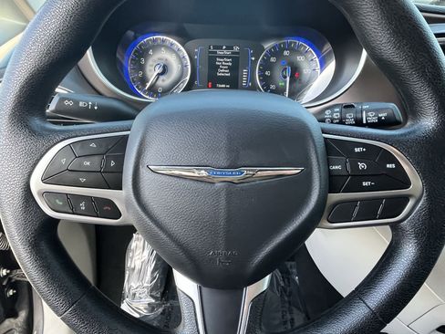 Used 2020 Chrysler Voyager L image 17