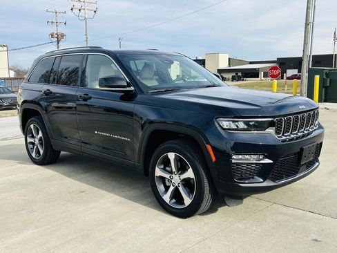 Used 2023 Jeep Grand Cherokee Limited w/ Luxury Tech Group II image 2