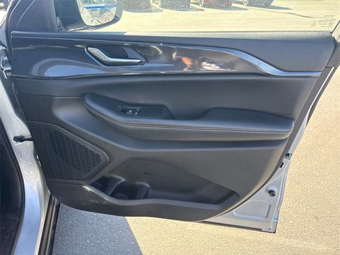 Used 2023 Jeep Grand Cherokee Altitude image 17