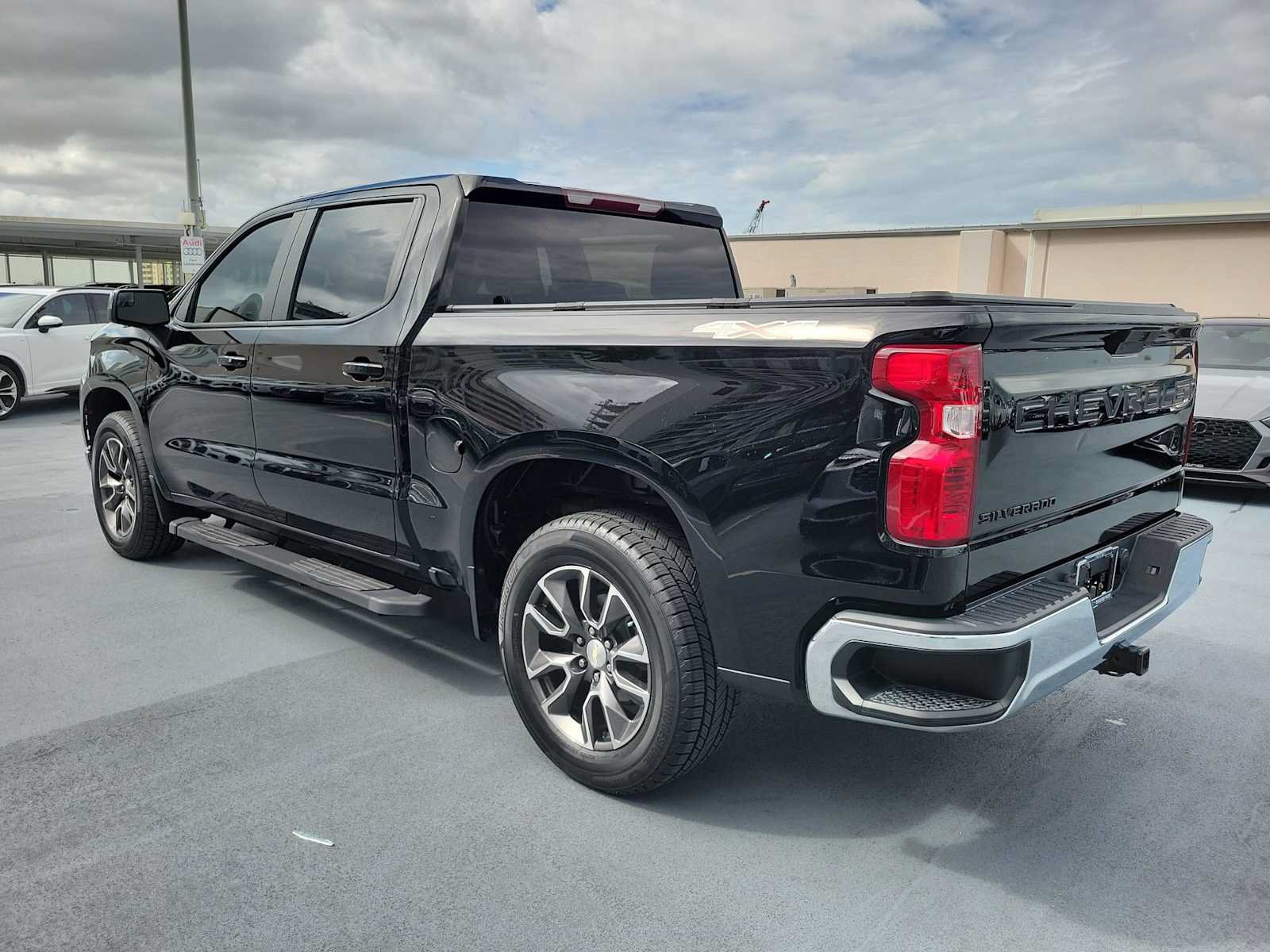 Used 2022 Chevrolet Silverado 1500 LT AWD/4WD image 4