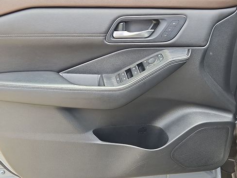 Used 2023 Nissan Rogue SL w/ SL Premium Package image 16