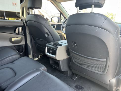 Certified 2026 Kia Carnival FWD image 11