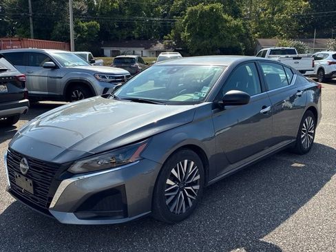 Used 2024 Nissan Altima 2.5 SV FWD image 1