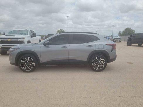 Used 2025 Chevrolet Trax RS w/ Sunroof Package FWD image 5