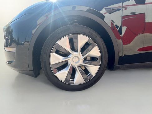 Used 2024 Tesla Model Y Long Range AWD/4WD image 31