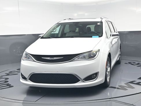 Used 2017 Chrysler Pacifica Limited w/ UConnect Theater Package image 11