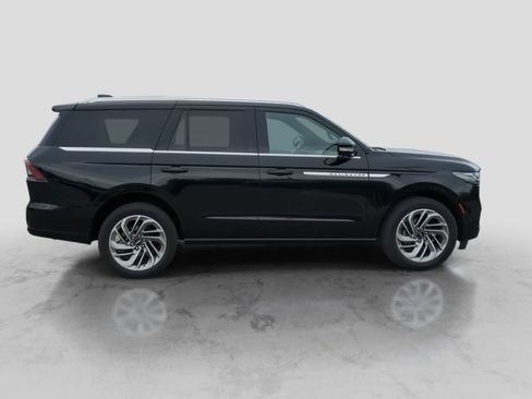 Used 2025 Lincoln Navigator Reserve AWD/4WD image 9