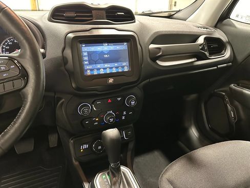 Used 2019 Jeep Renegade Altitude w/ Quick Order Package 2XM AWD/4WD image 30