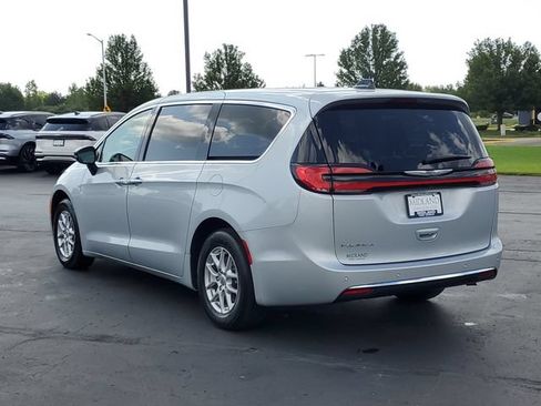 Used 2024 Chrysler Pacifica Touring-L FWD image 4
