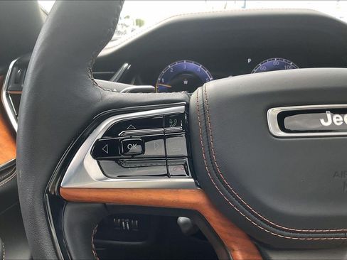Used 2025 Jeep Grand Cherokee Summit AWD/4WD image 18