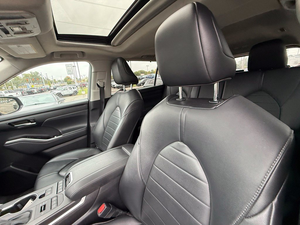 Used 2021 Toyota Highlander XLE AWD/4WD image 12