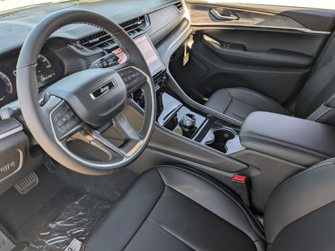 New 2025 Jeep Grand Cherokee Limited w/ Black Appearance Package RWD image 15