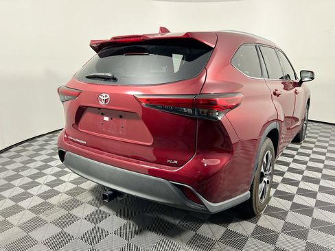 Used 2021 Toyota Highlander XLE FWD image 3
