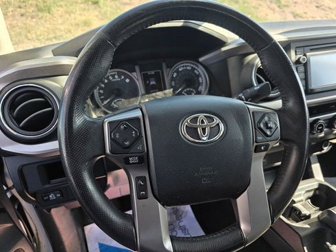 Used 2017 Toyota Tacoma SR5 w/ Tow Package AWD/4WD image 7