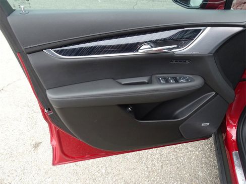 Certified 2024 Cadillac XT6 Premium Luxury w/ Technology Package image 13