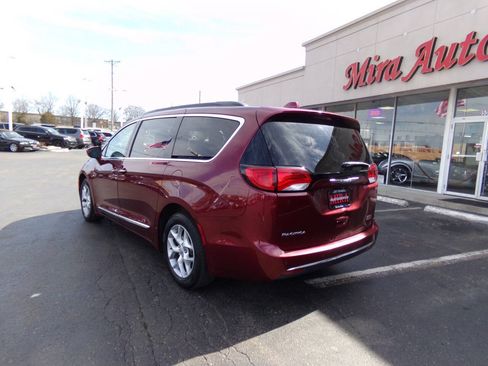 Used 2017 Chrysler Pacifica Touring-L w/ Tire & Wheel Group FWD image 9