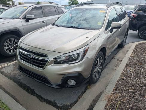 Used 2018 Subaru Outback 2.5i Limited AWD/4WD image 3