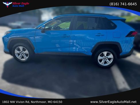 Used 2019 Toyota RAV4 LE AWD/4WD image 2