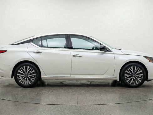Used 2025 Nissan Altima 2.5 SV image 11