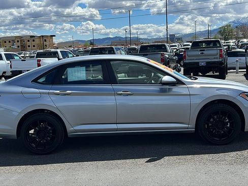 Used 2024 Volkswagen Jetta SE FWD image 4