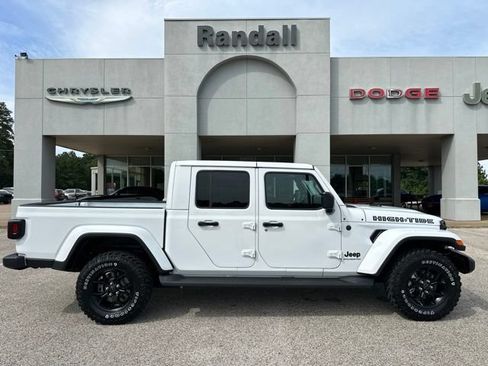 Certified 2025 Jeep Gladiator Sport AWD/4WD image 8