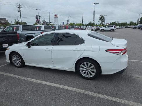 Used 2020 Toyota Camry LE FWD image 9