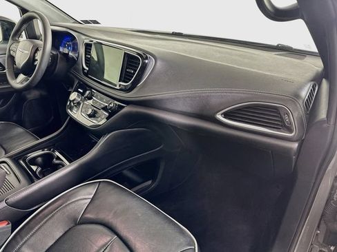 Used 2025 Chrysler Pacifica Limited FWD image 36